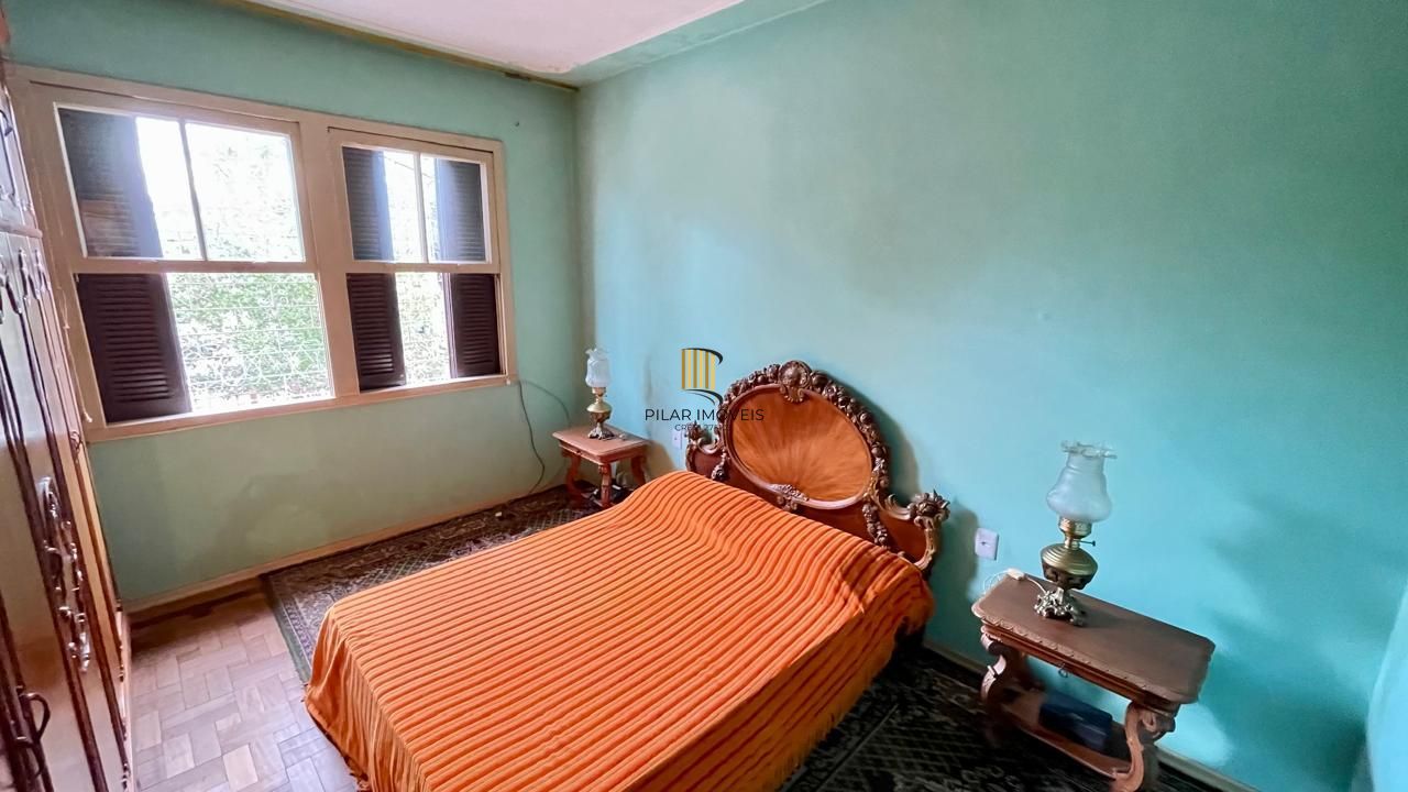 Casa com living integrado, churrasqueira e amplo terreno