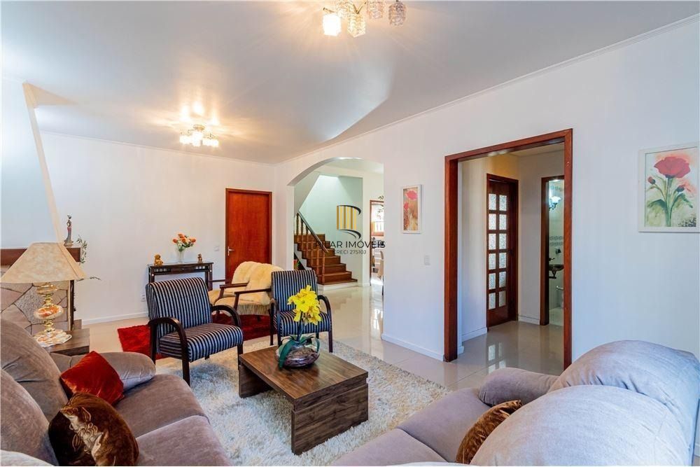 Ampla casa com 4 Dormitórios e Pátio na Zona Norte