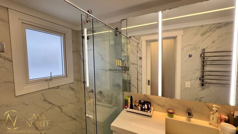 Amplo apartamento com 3 suítes, lavabo, lareira e 2 vagas individuais.