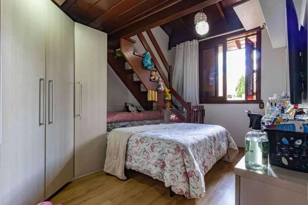 Casa com 4 dormitórios, suíte, piscina e 4 vagas.