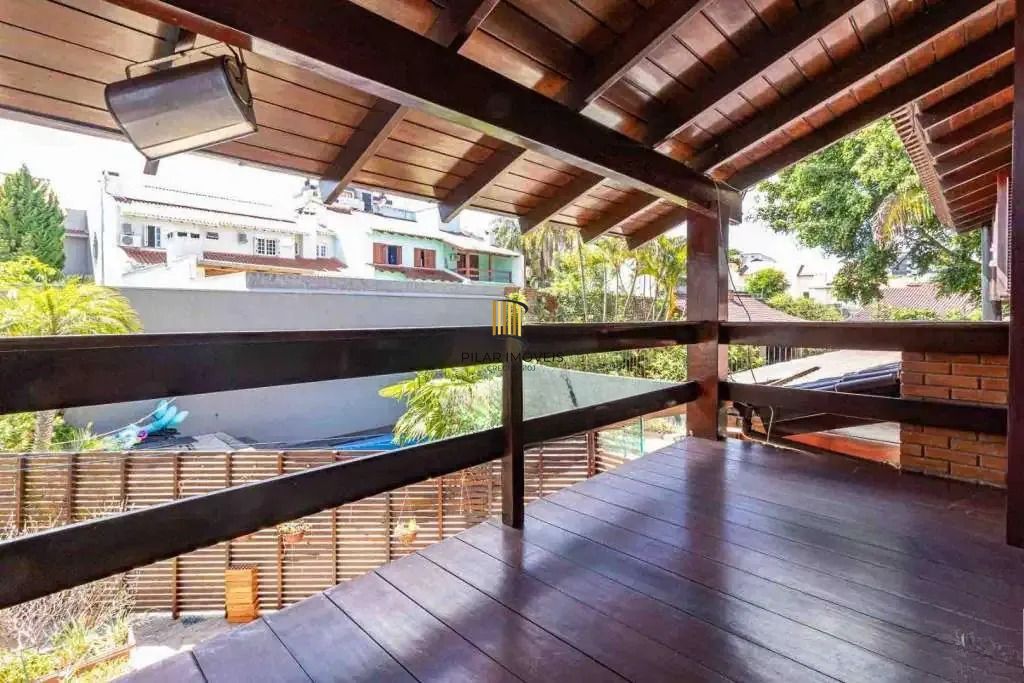 Casa com 4 dormitórios, suíte, piscina e 4 vagas.