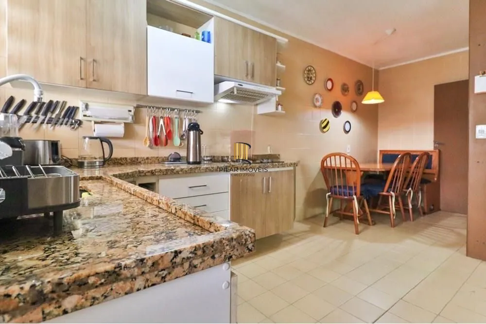 Casa térrea com 2 dormitórios, lavabo, espaço gourmet e 2 vagas.