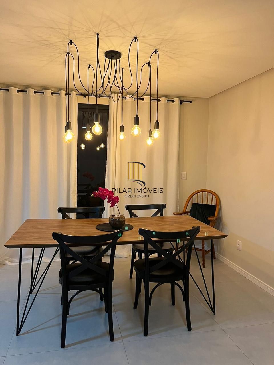 Casa em condomínio com 3 dormitórios, suíte e 2 vagas.