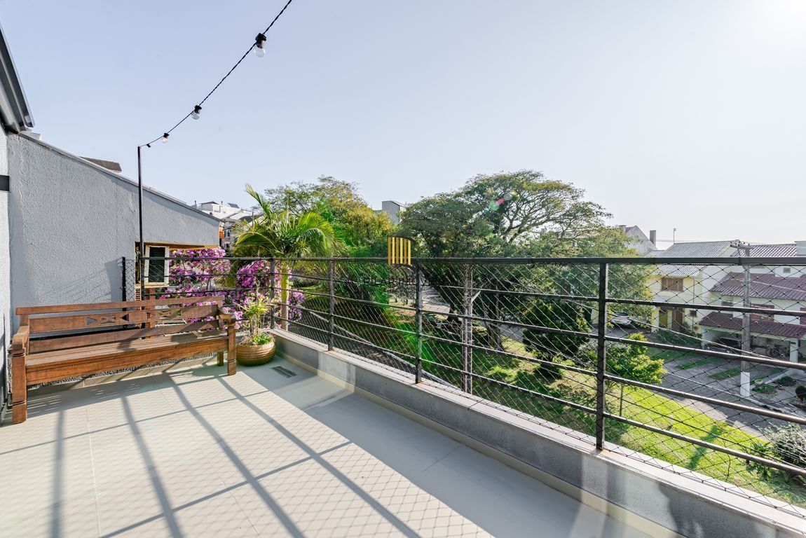 Casa em condomínio com piscina e salão privativo na Vila Nova