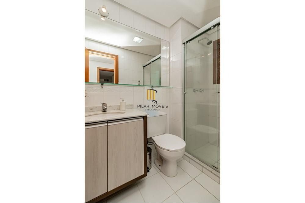 Apartamento com 3 dormitórios (sendo 1 suíte), 2 banheiros, lareira, churrasqueira e 2 vagas de garagem.