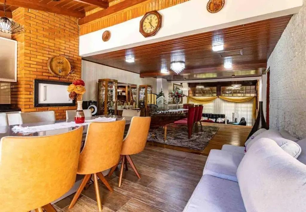 Casa com 4 dormitórios, suíte, piscina e 4 vagas.