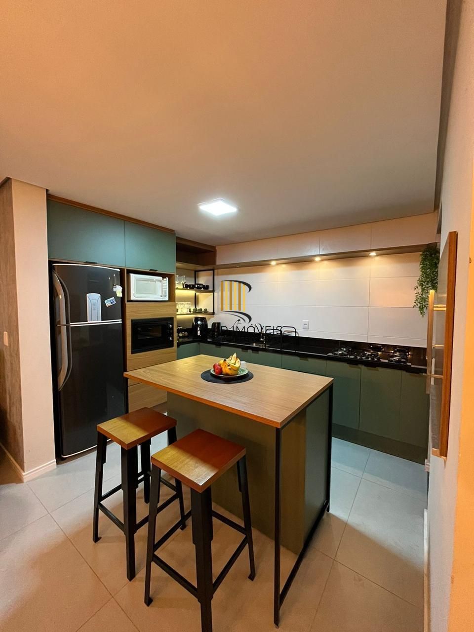 Casa em condomínio com 3 dormitórios, suíte e 2 vagas.