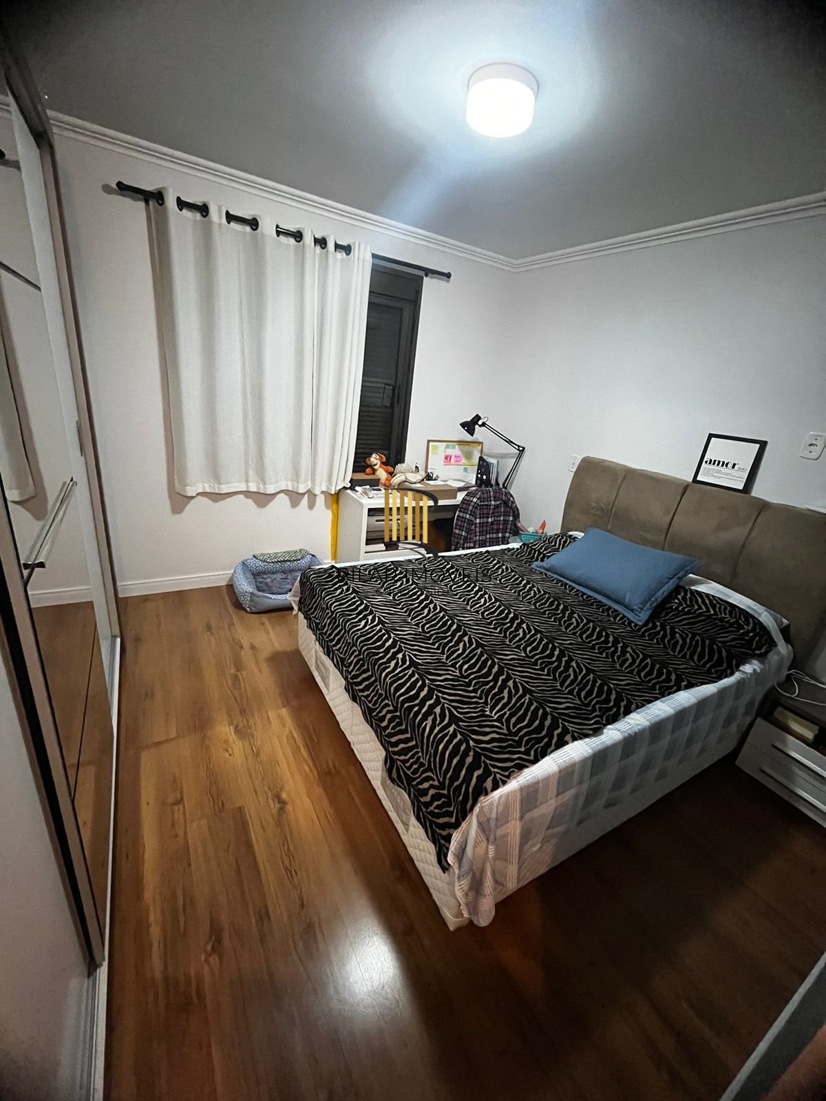 Apartamento mobiliado 2 dormitórios com suíte e 2 vagas em Petrópolis Poa