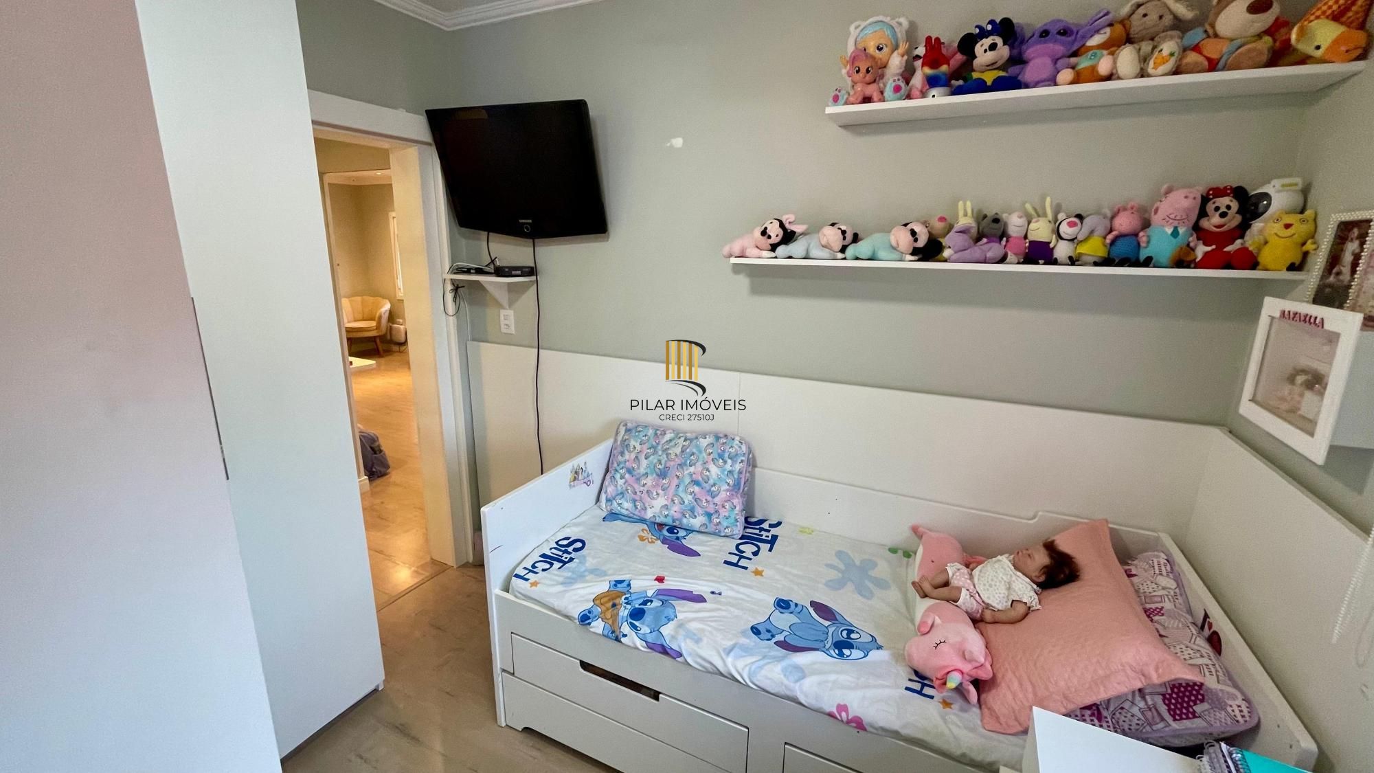 Casa térrea 100% mobiliada com 3 dormitórios, suíte, piscina e 3 vagas.