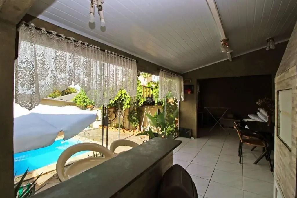 Sobrado com suíte, piscina e espaço gourmet no Jardim Sabará