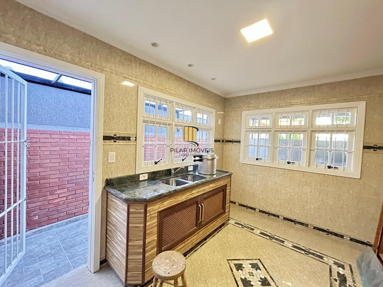 Casa 8 dormitórios, 5 banheiros e 6 vagas no Bairro São João Porto Alegre