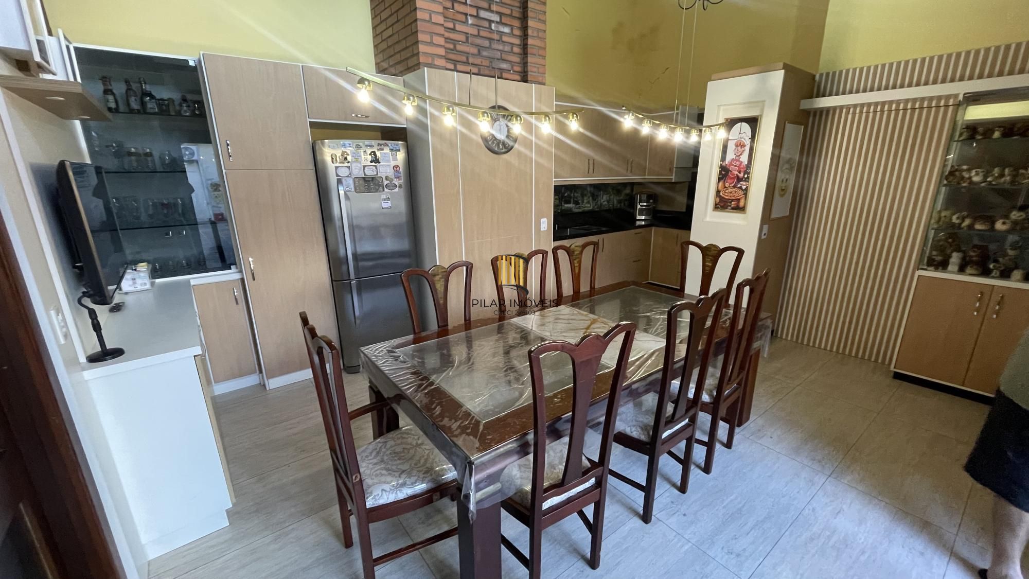 Casa térrea com 2 suítes com amplo pátio,