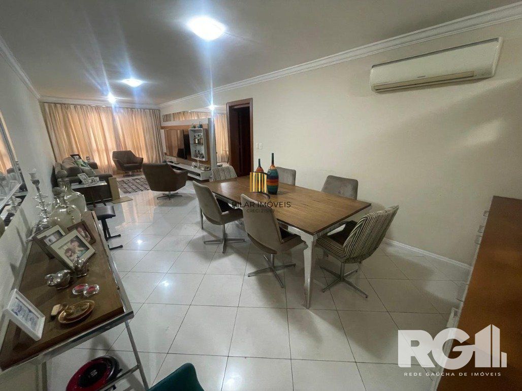 Apartamento com 3 dormitórios, 1 suíte, lavabo, 2 vagas cobertas, semimobiliado, churrasqueira e lareira.
