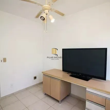 Apartamento com 2 dormitórios, banheiro auxiliar e 2 vagas cobertas.