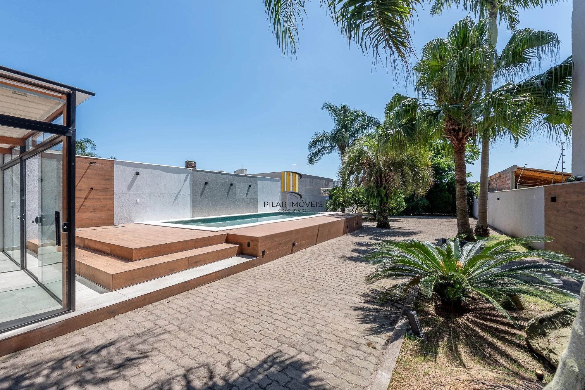 Casa alto padrão com 473m², piscina e 3 suítes no Ecoville – POA