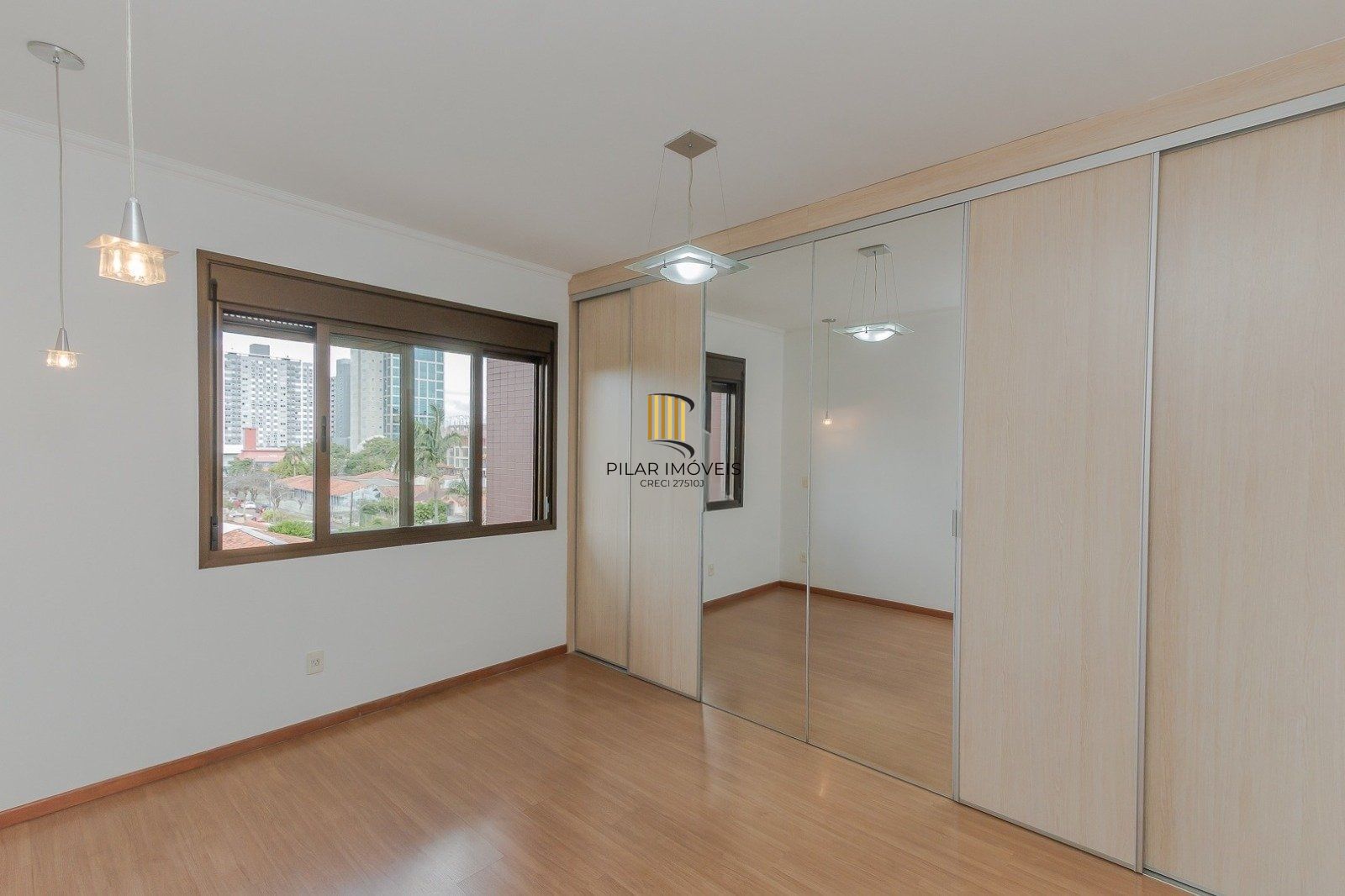 Apartamento de 4 dormitórios, sacada fechada com churrasqueira -Av. Panamericana