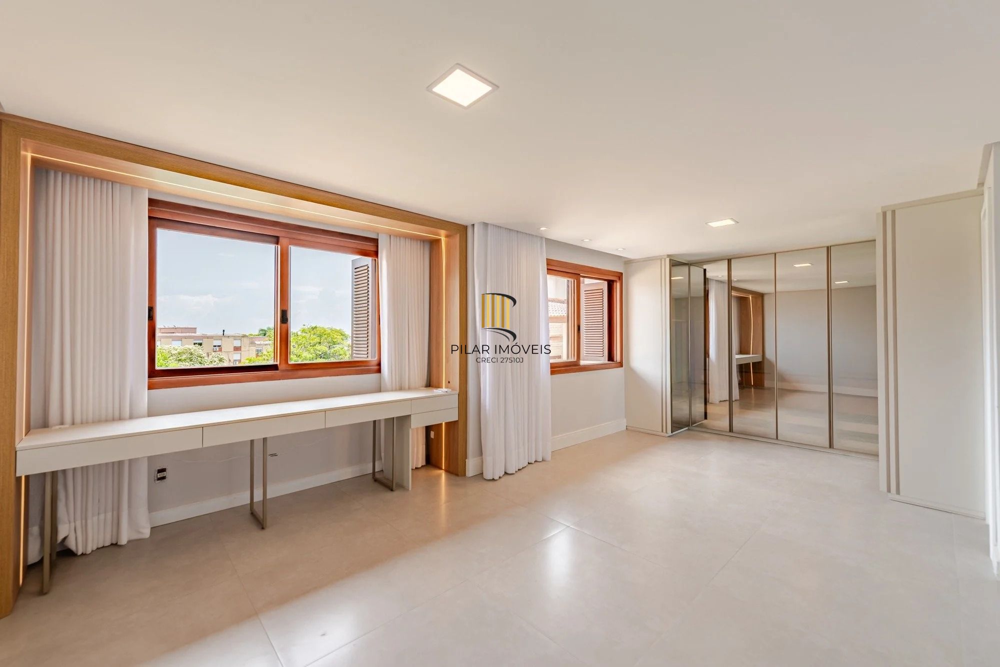 Casa em condomínio com 3 dormitórios, suíte e 3 vagas.