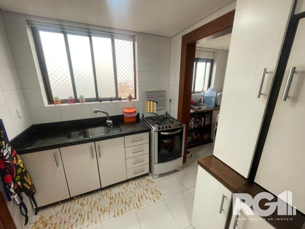 Apartamento com 3 dormitórios, 1 suíte, lavabo, 2 vagas cobertas, semimobiliado, churrasqueira e lareira.