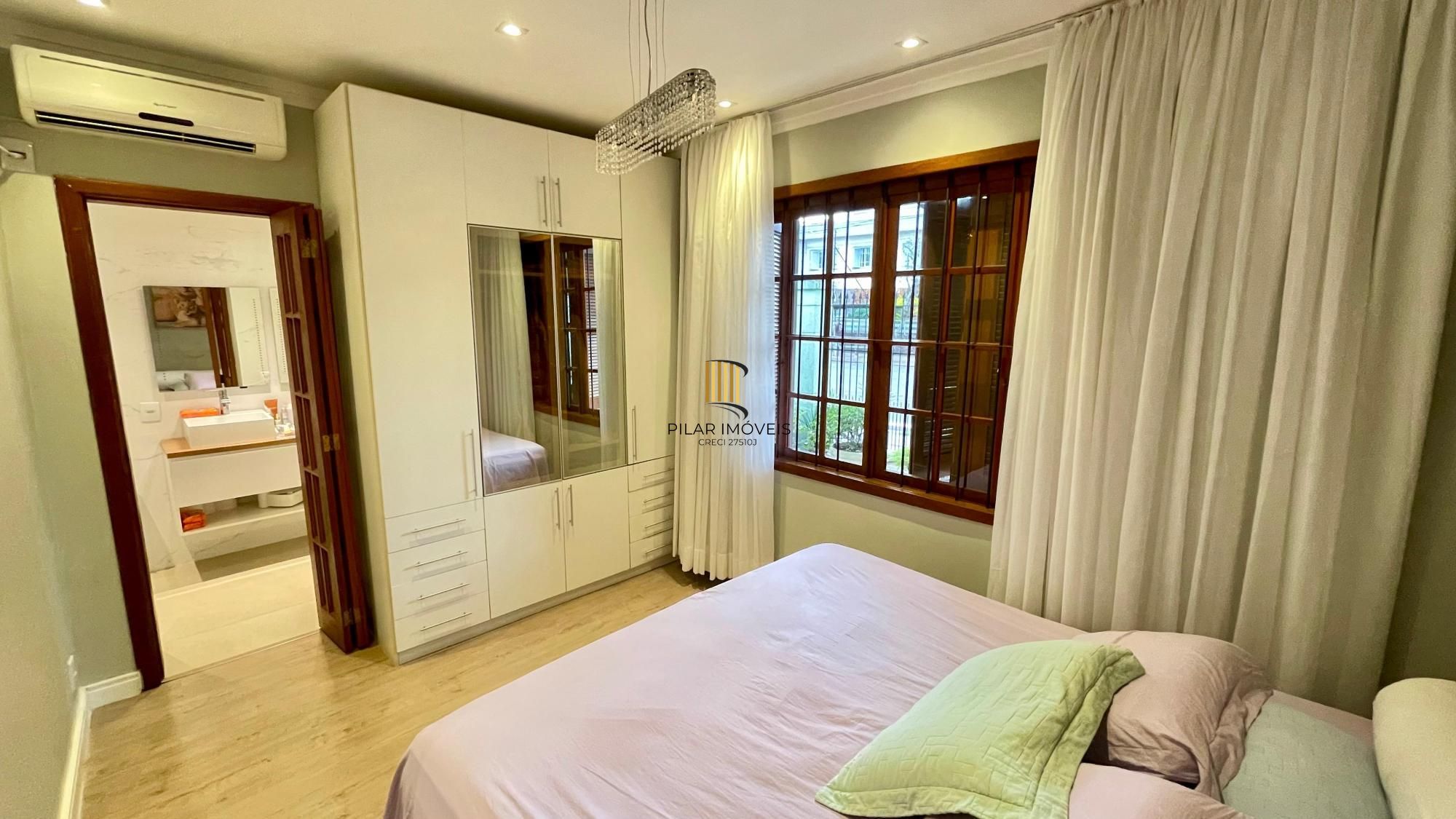 Casa térrea 100% mobiliada com 3 dormitórios, suíte, piscina e 3 vagas.