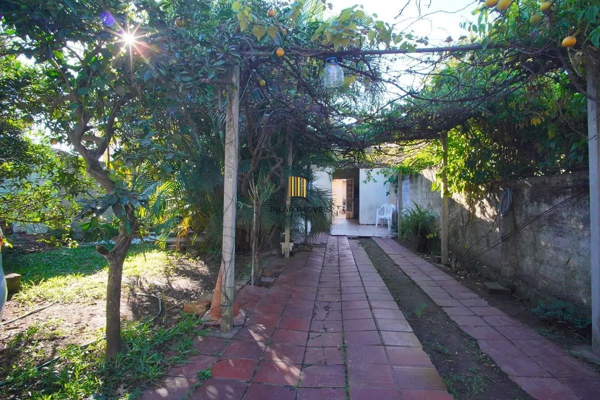 Casa Térrea com 5 dormitórios, Amplo Terreno de 300m² - Bairro Santa Rosa