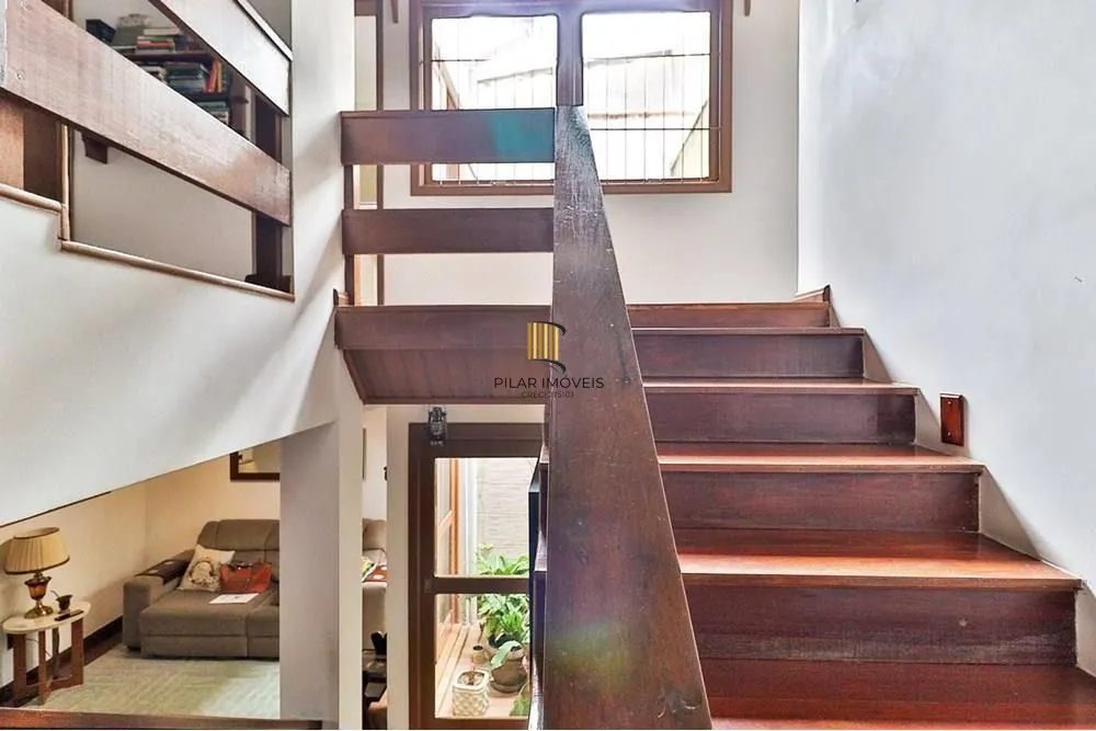 Casa térrea com 2 dormitórios, lavabo, espaço gourmet e 2 vagas.