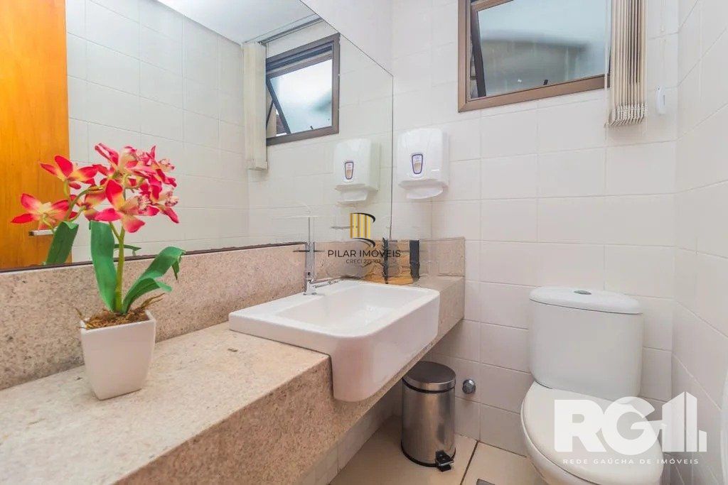 Apartamento com 94m², 3 quartos, 1 suíte, 2 vagas, no bairro Cristo Redentor em Porto Alegre..