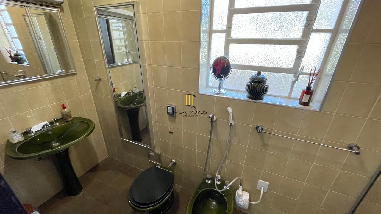 Casa com pátio com 3 dormitórios, 2 banheiros e 4 vagas.