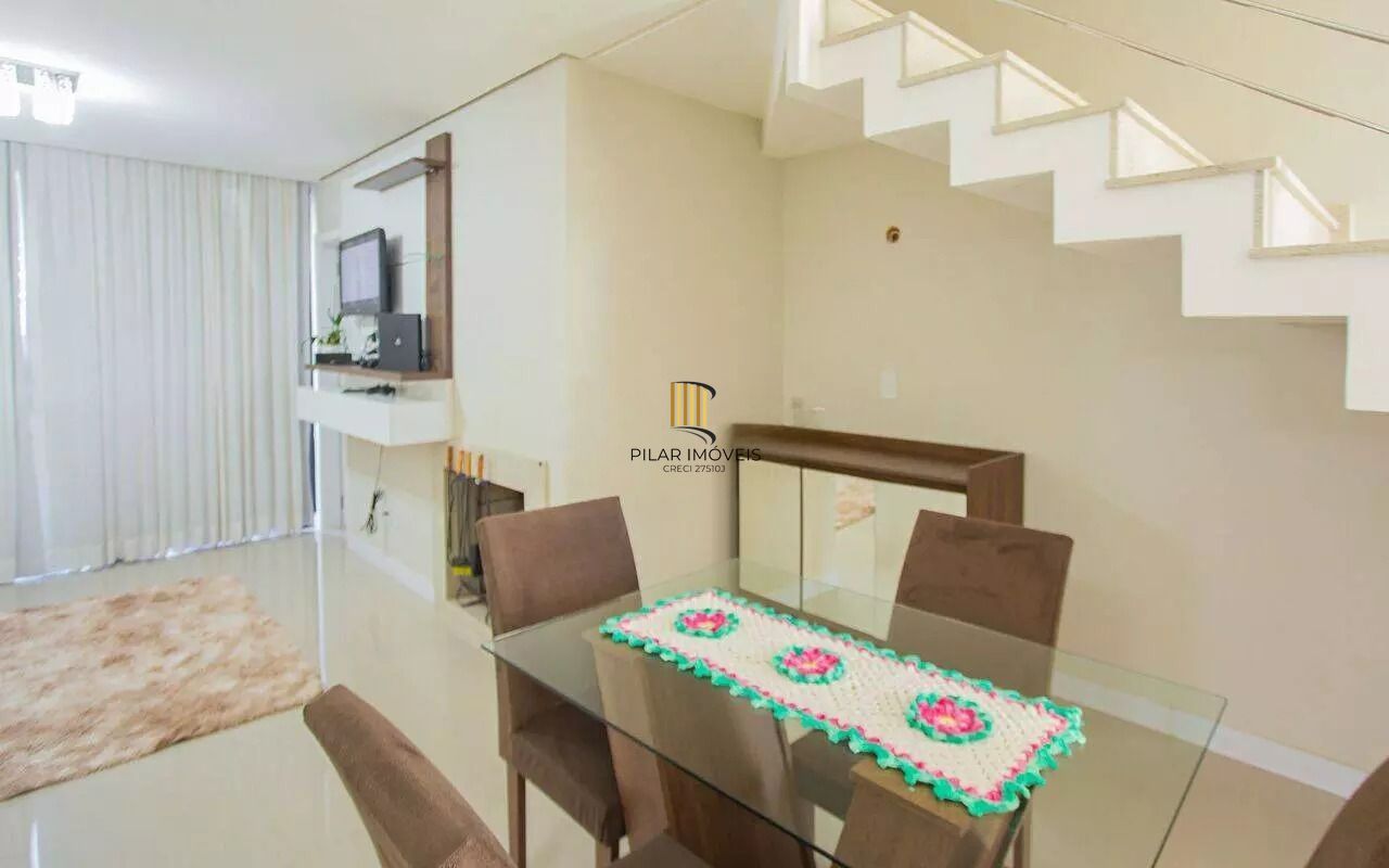 Casa em condomínio com 3 dormitórios, suíte e 2 vagas.