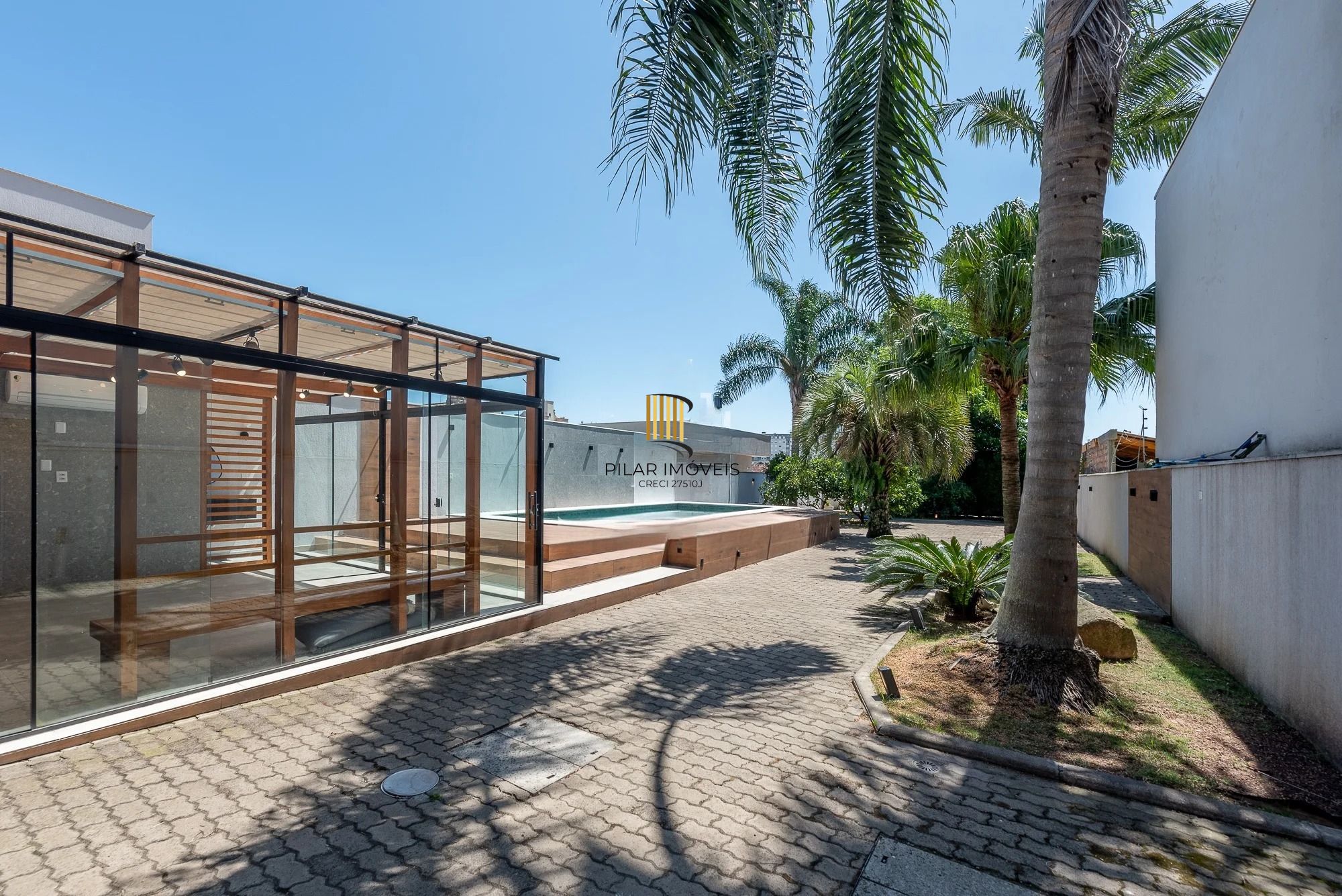 Casa alto padrão com 473m², piscina e 3 suítes no Ecoville – POA