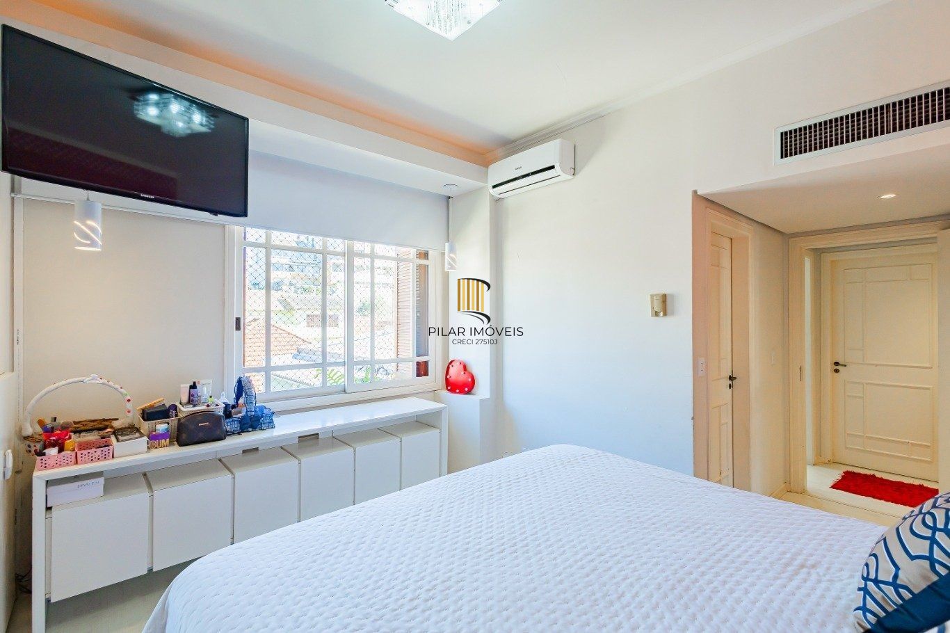 Amplo apartamento semimobiliado com lareira e 2 vagas