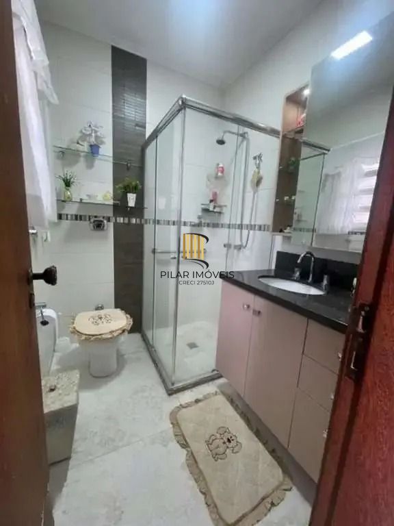 Casa térrea com 2 suítes com amplo pátio,