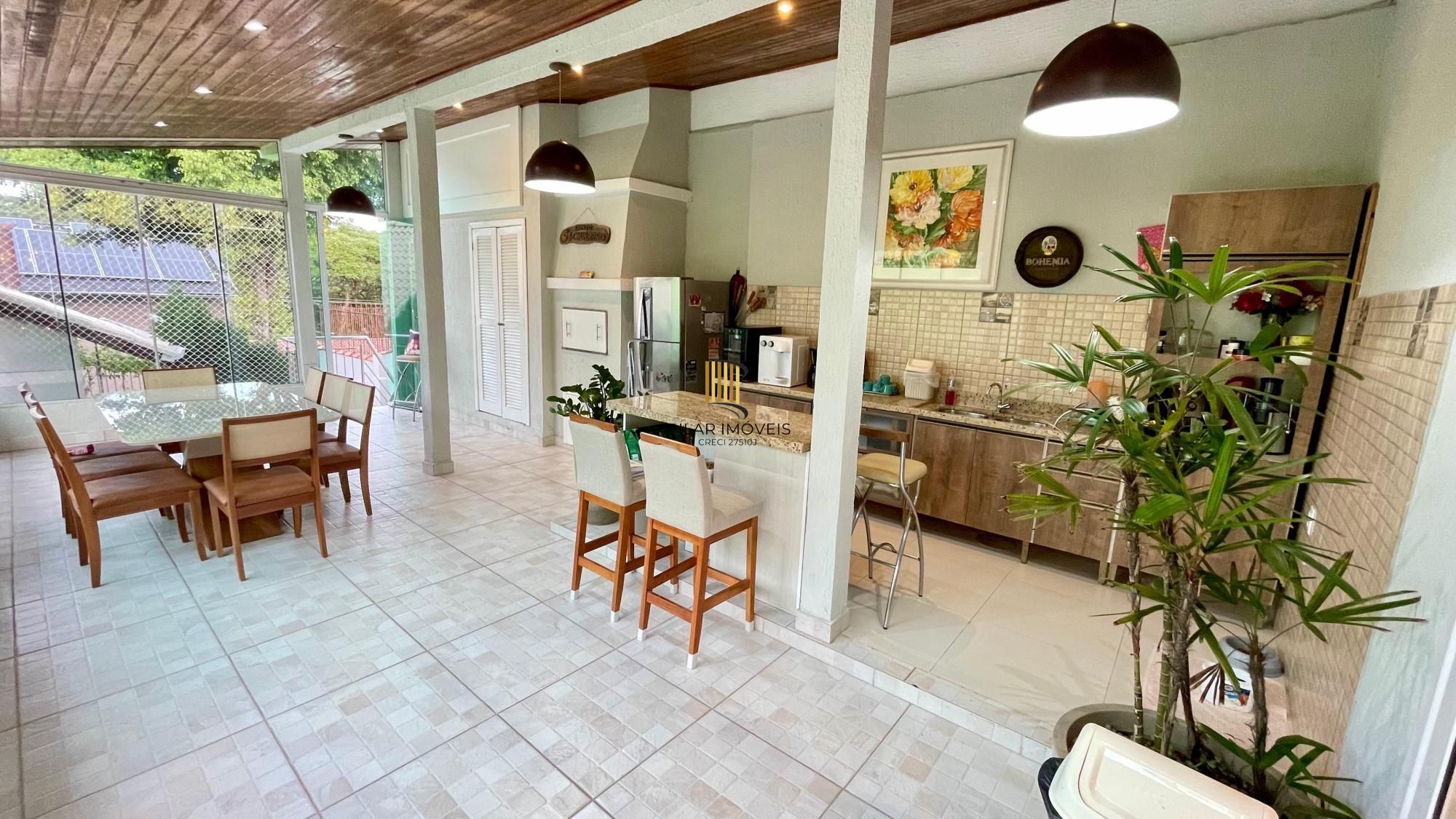 Casa térrea 100% mobiliada com 3 dormitórios, suíte, piscina e 3 vagas.