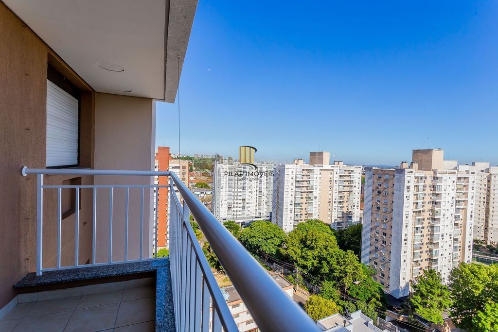 Apartamento mobiliado com lareira, suíte e sacada com vista definida