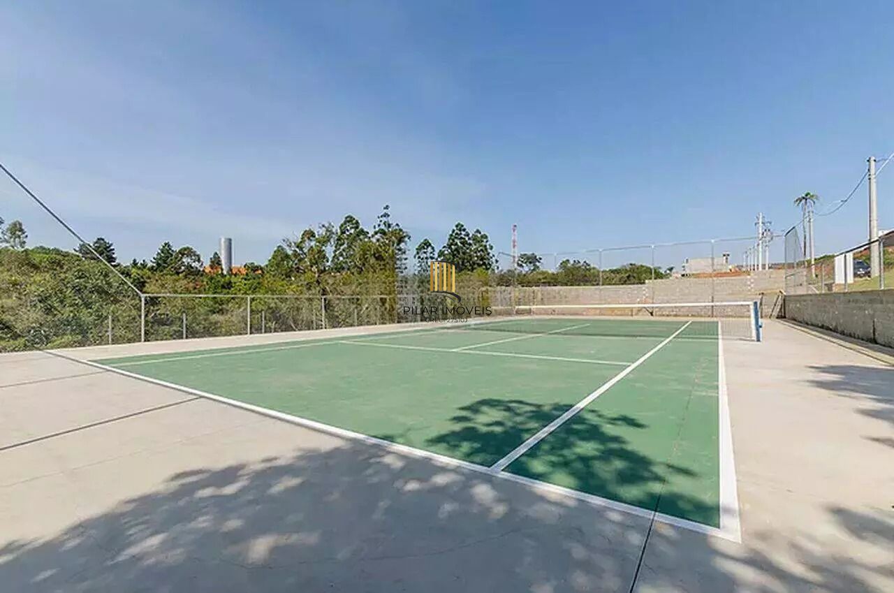 Casa em condomínio com 3 dormitórios, suíte e 2 vagas.