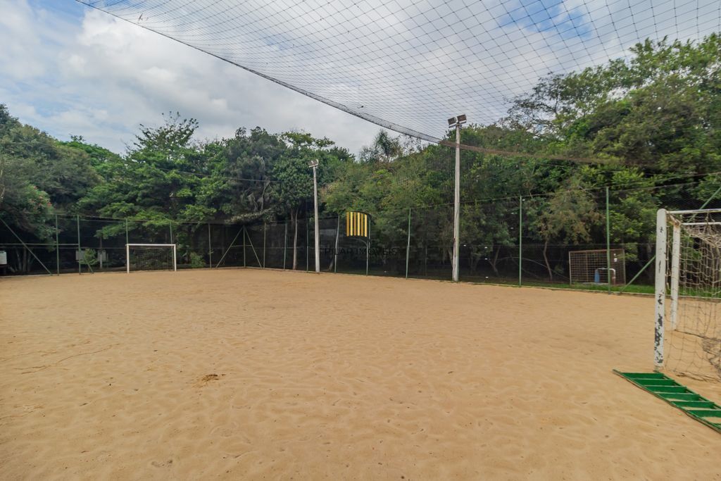 Casa em Condomínio com 3 dormitórios, suíte e 2 vagas cobertas.