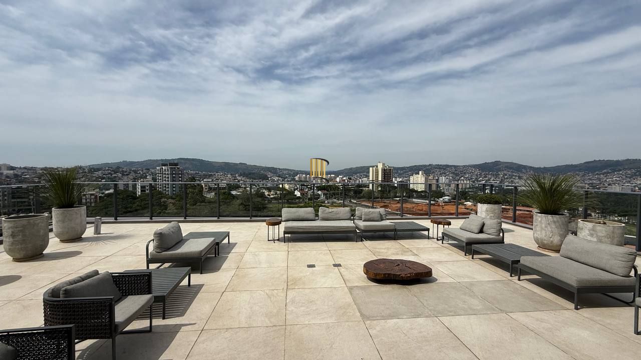 Apartamento mobiliado de 2 dormitórios com suíte e 2 vagas no Petrópolis