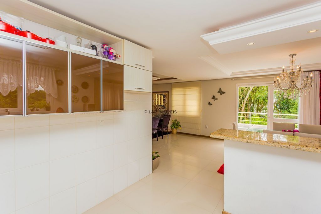 Casa em Condomínio com 3 dormitórios, suíte e 2 vagas cobertas.