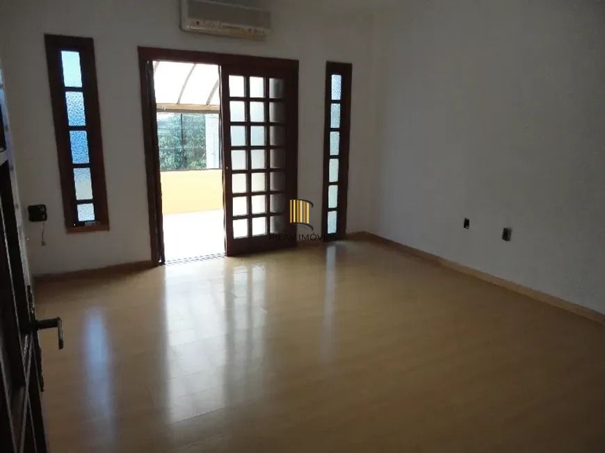 Casa com três dormitórios, suíte, piscina e 3 vagas.