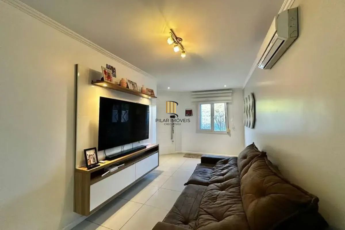 Casa em condomínio com 2 dormitórios, suíte e 2 vagas