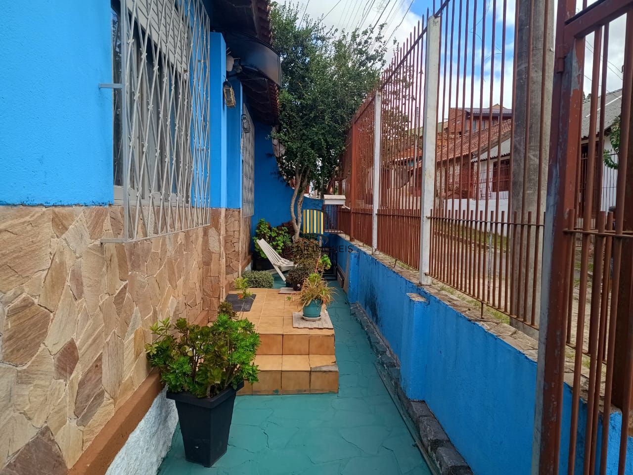 Casa de alvenaria com 3 dormitorios, e churrasquiera.  Jardim Carvalho