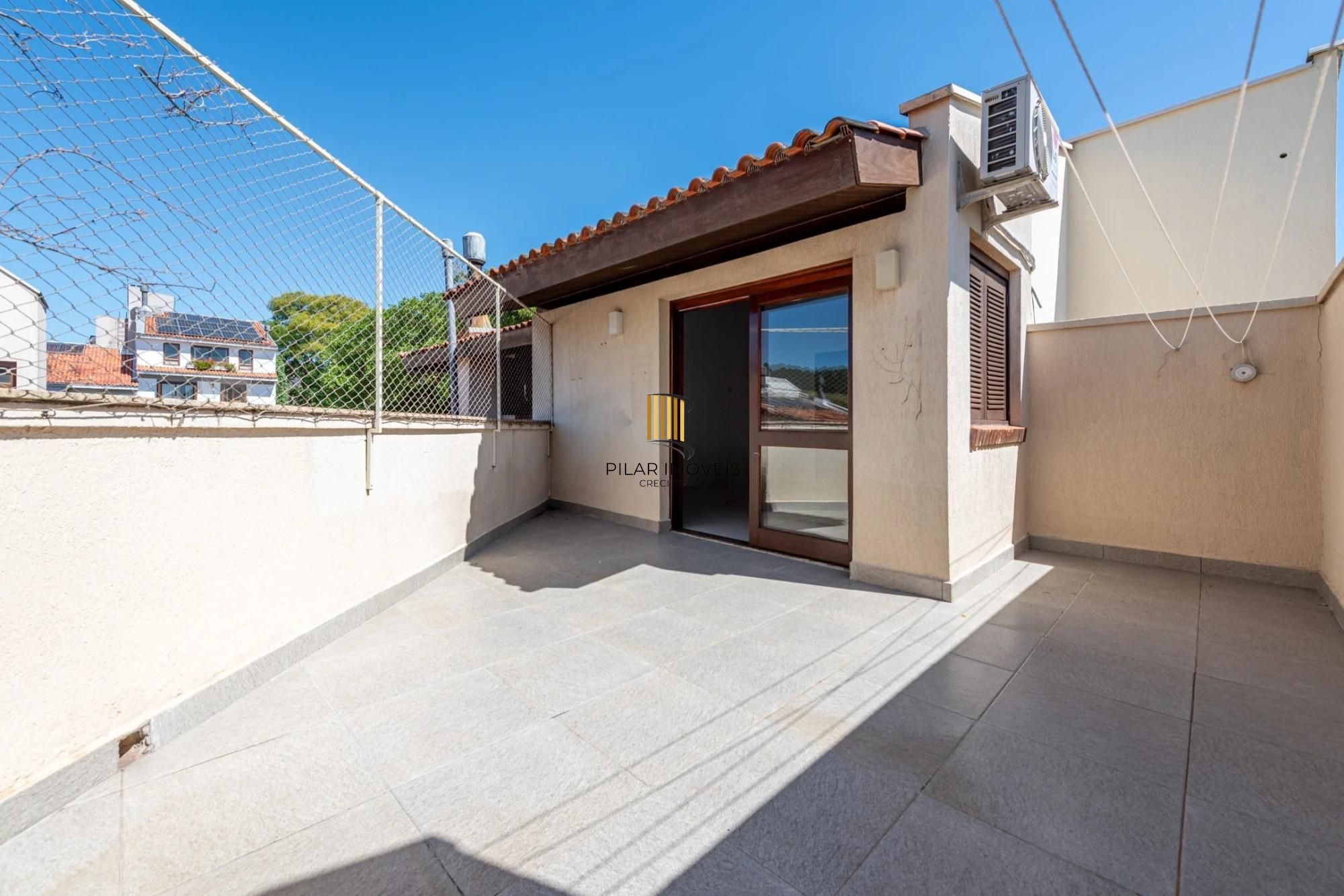 Casa em condomínio com 3 dormitórios, suíte e 2 vagas.