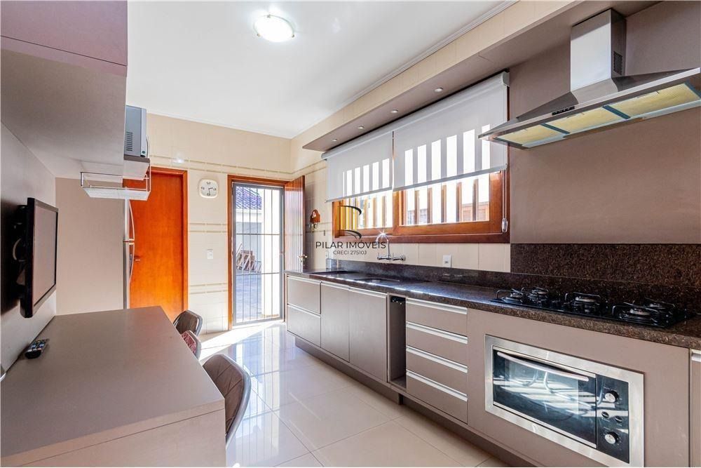 Ampla casa com 4 Dormitórios e Pátio na Zona Norte