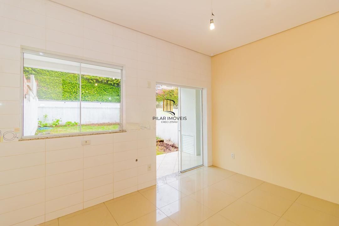 Casa com 3 dormitórios, suíte, lavabo e amplo pátio.