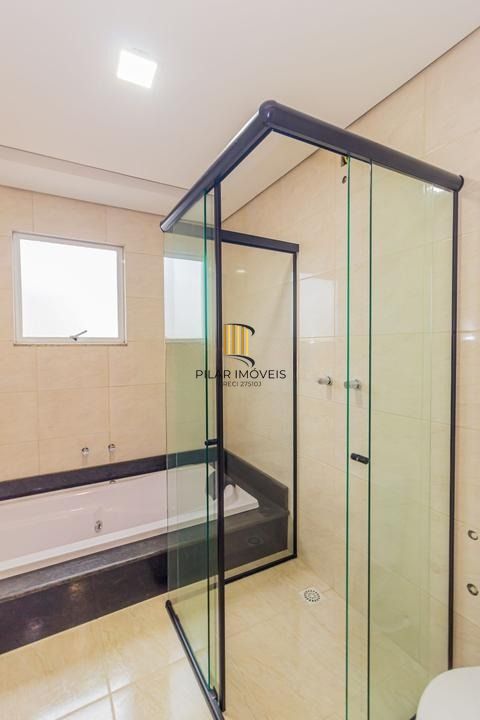 Casa com 3 dormitórios, suíte, lavabo e amplo pátio.