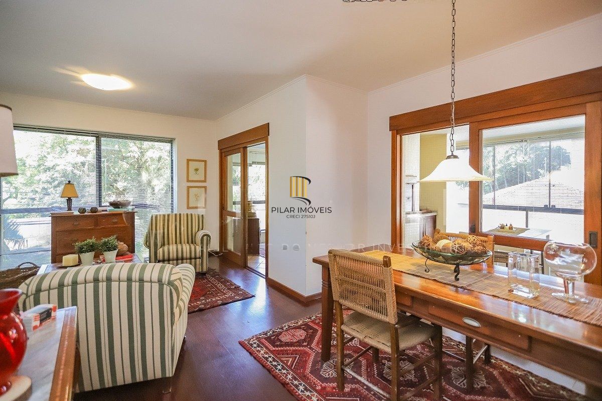 Apartamento com 3 dormitórios, suíte, 2 vagas e varanda com churrasqueira.