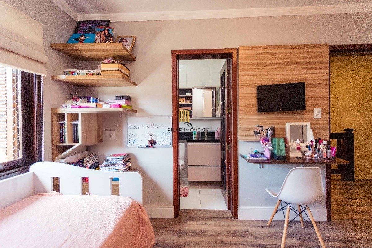 Casa semi-mobiliada com 3 suítes e amplo salão de festas no Cristo Redentor