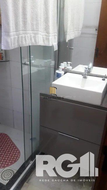 Casa residencial com 3 dormitórios 90m² privativos, e 2 vagas à venda no bairro Parque Santa Fé em Porto Alegre