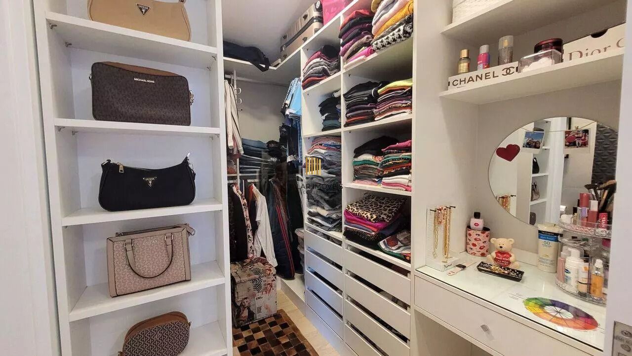 Casa em condomínio com 3 dormitórios, suíte e 2 vagas.