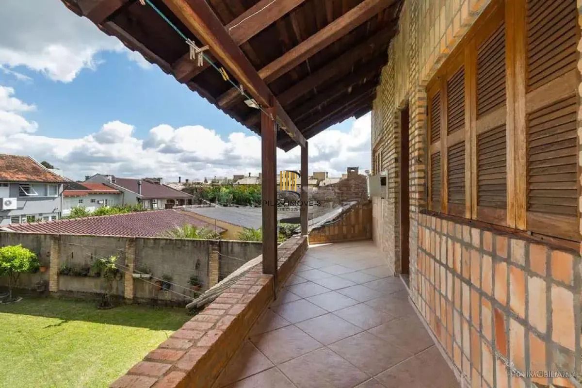 Casa térrea com 5 dormitórios, 2 suítes, 3 vagas.