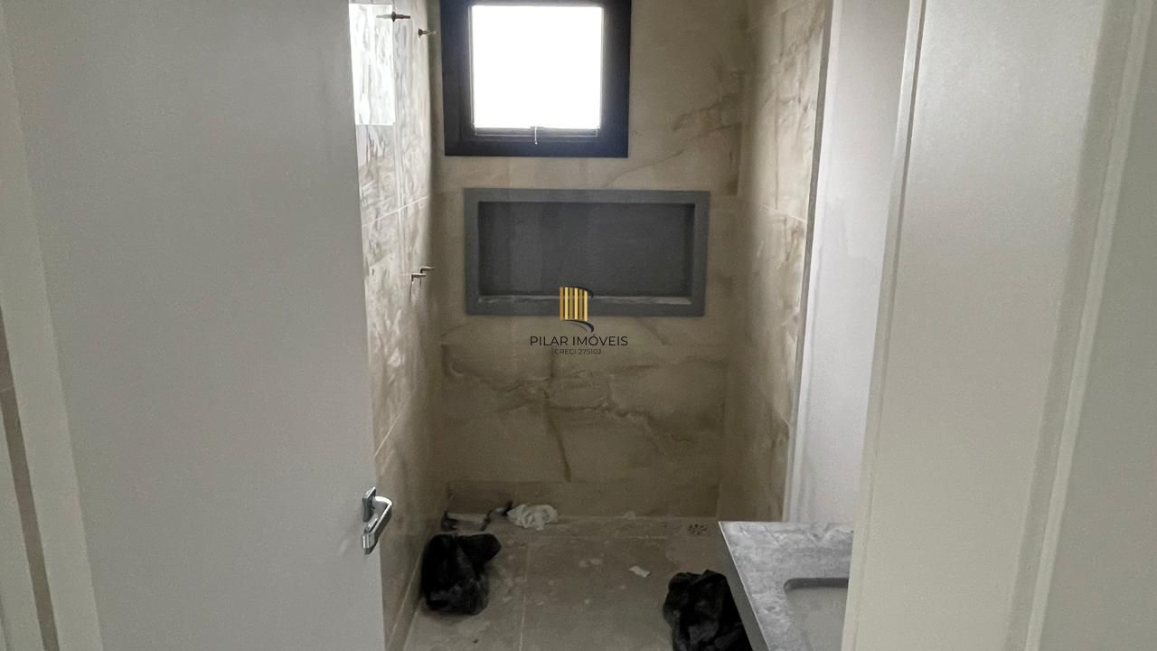 Casa em condomínio com 3 dormitórios, 2 suítes, churrasqueira, lareira e 2 vagas.
